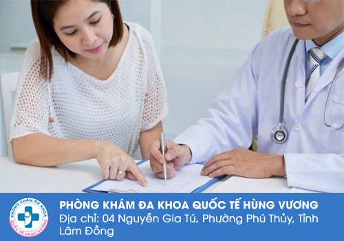 Đội ngũ y bác sĩ chuyên khoa tư vấn tận tình cho người bệnh.